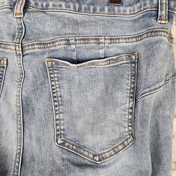 Torrid Bombshell Flare Jeans Light Wash Whisker Stretch 16T - Picture 8 of 16